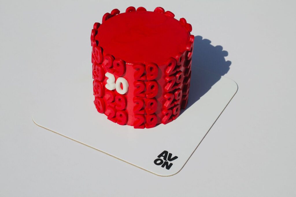 a red cake with numbers on itكيكة الأرقام الحمراء: تصميم مميز للاحتفال بعيد الميلاد بأسلوب استثنائي