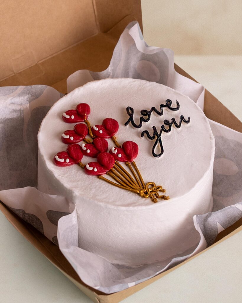 كيكة لانش بوكس قلوب حمراء – حجم صغير للمناسبات