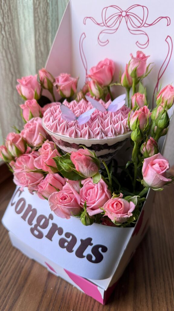 كعكة مارتيني مزينة بالورد الجوري