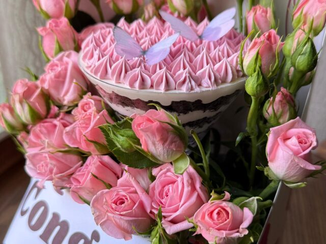 كعكة مارتيني مزينة بالورد الجوري | فخامة من Avon Cake