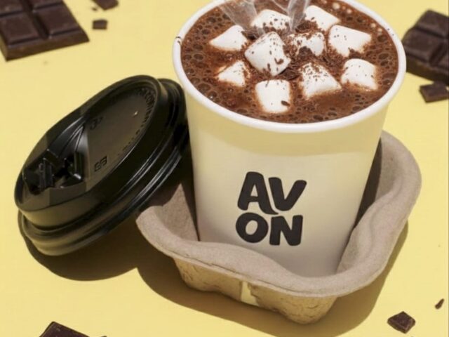 استمتع بأشهى هوت تشوكليت مع أو بدون مارشميلو – تجربة دافئة لا تقاوم