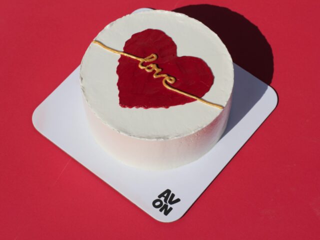 كيف تختار هدية مميزة في عيد الحب؟ دليل بسيط لاختيار الهدية المثالية