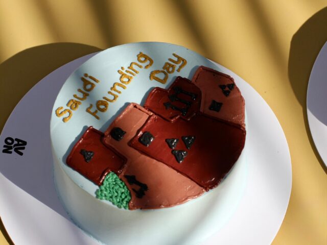 كيك وطني فاخر ليوم التأسيس بطابع تراثي يعكس هوية المملكة