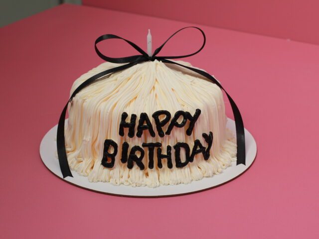 كيف تصممين كيكتك بنفسك؟ دليل خطوة بخطوة من افون كيك ✏️